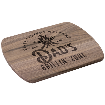 Dads_Grill_Cutting_Board_Gift_for_Dad_Dark_Rounded_H_Angle_Mockup.png